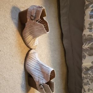 Qupid:taupe cut out detail heeled booty.